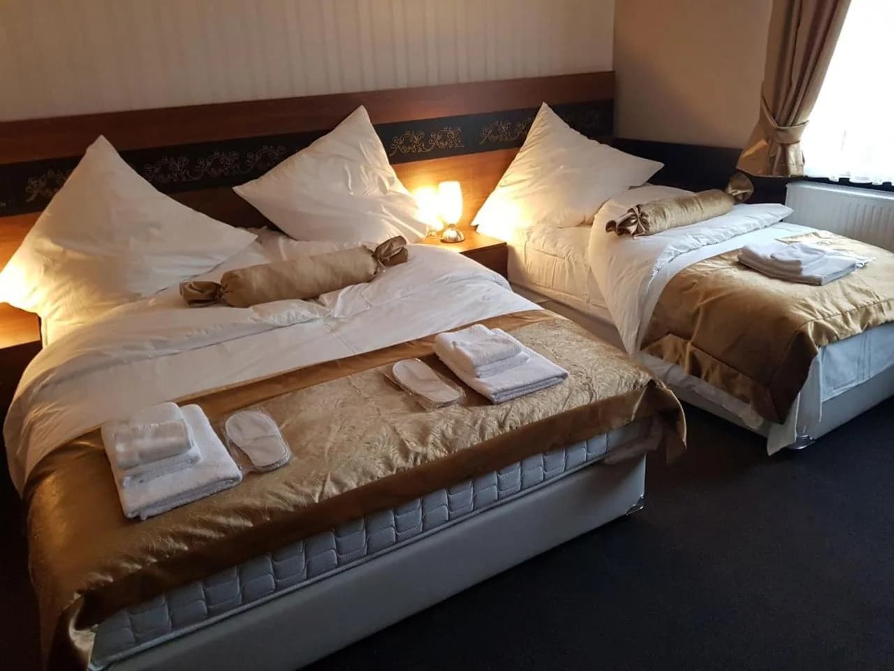 Dreibettzimmer mit Doppelbett und separatem Einzelbett