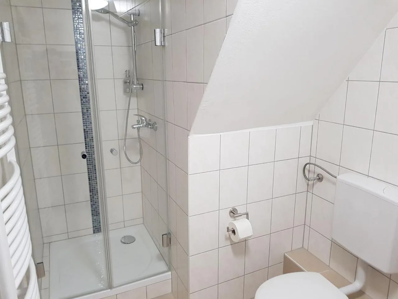 Bad mit Dusche unter der Dachschräge