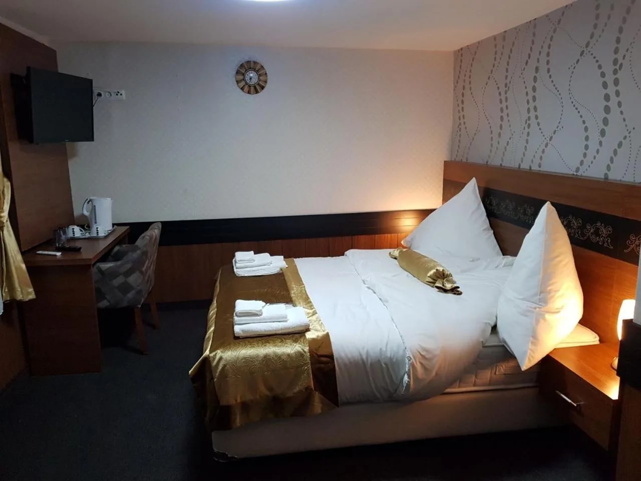 Blick ins Doppelzimmer mit Flat-TV, Schreibtisch und Kaffeestation