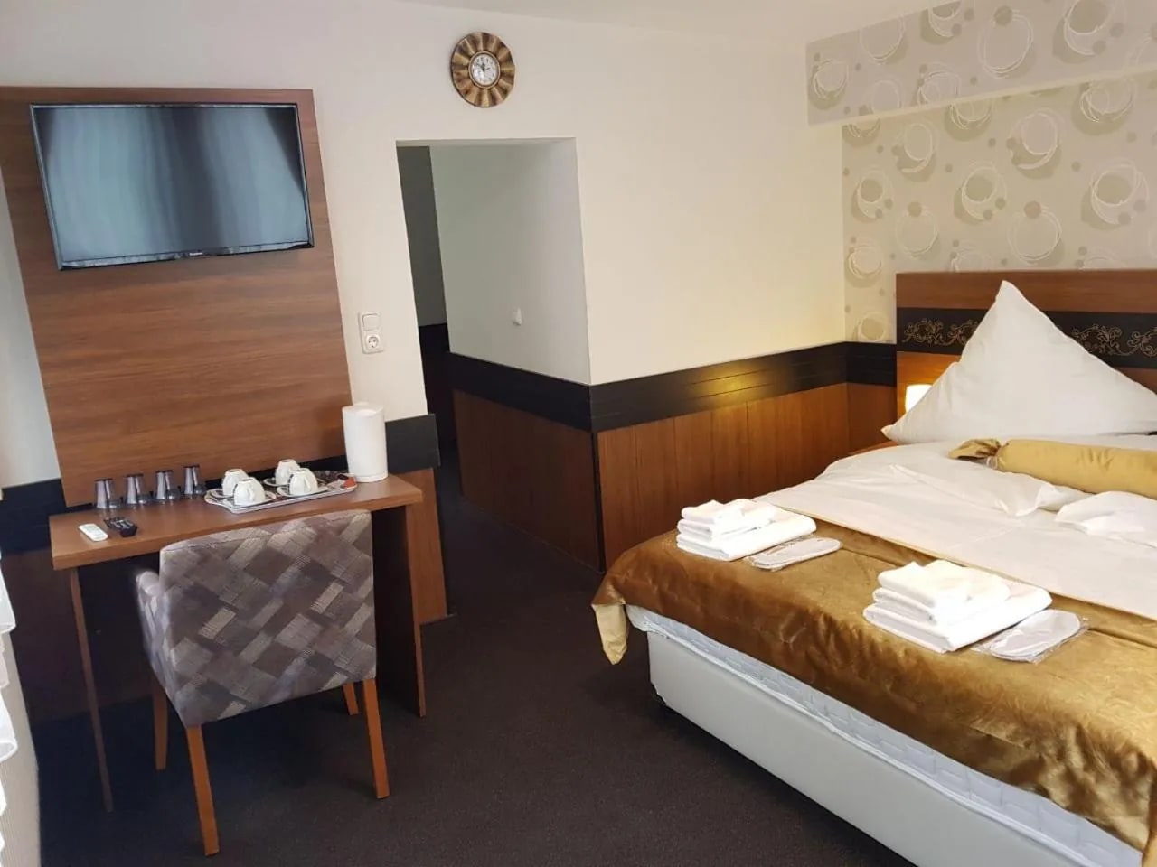 Vierbettzimmer mit Flat-TV, Schminktisch und Blick in den Raum