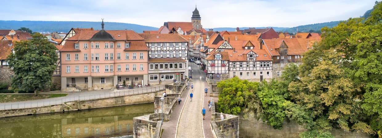 Blick über die Alte Werrabrücke in die Altstadt von Hann. Münden