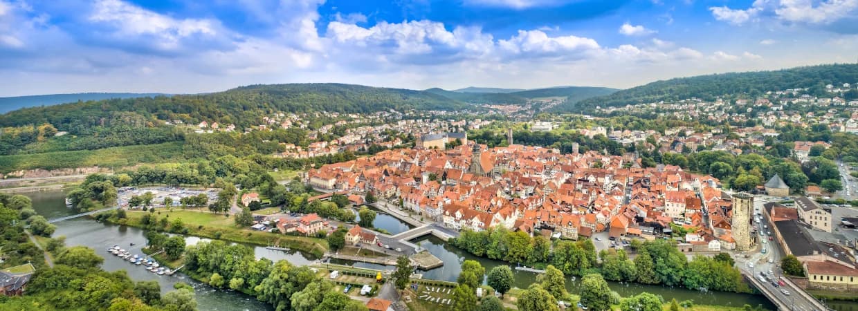 Der Weserstein an der Spitze des Tanzwerders – hier vereinen sich Werra und Fulda zur Weser