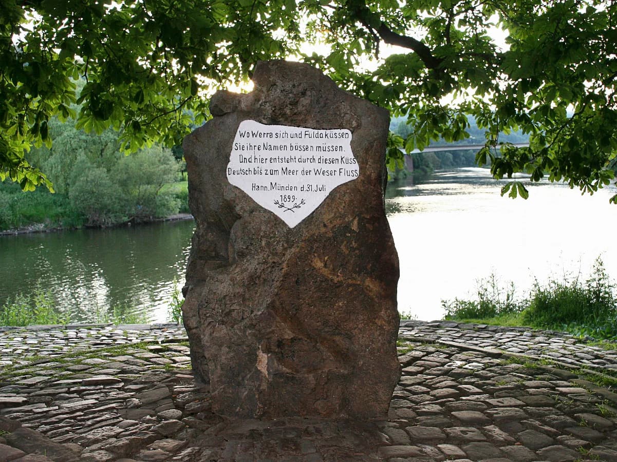 Der Weserstein unter der Kastanie an der Spitze des Tanzwerders